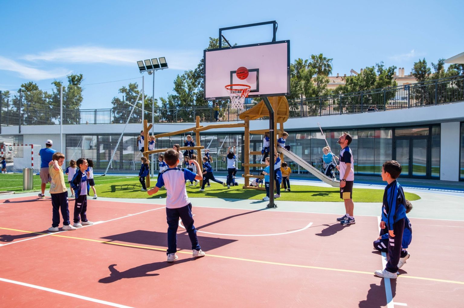 Children playing basketball at Colegio Internacional Torrequebrada